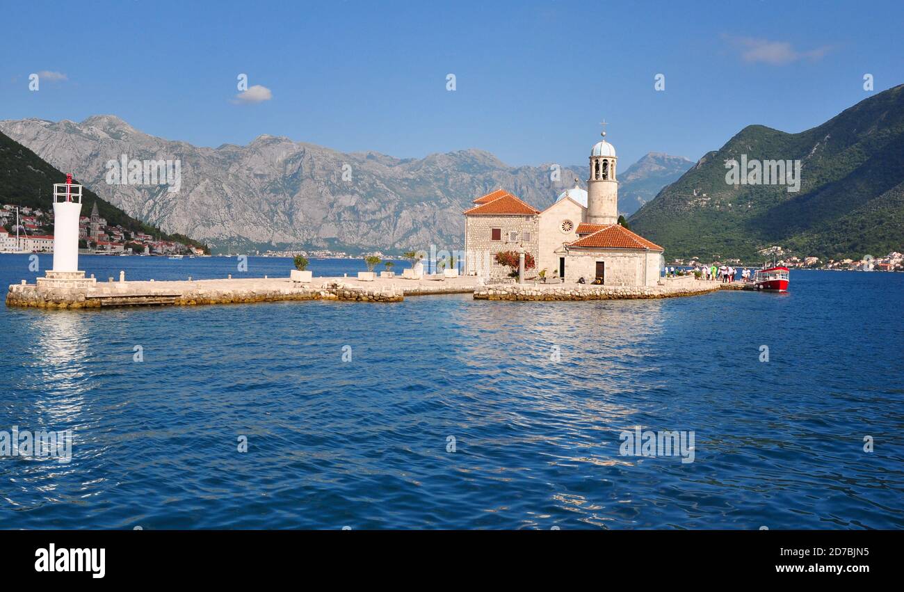 Nuestra Señora de las rocas, Gospa od Skrpjela, isla e iglesia cerca de Perast, Montenegro, Boka Kotorska Foto de stock