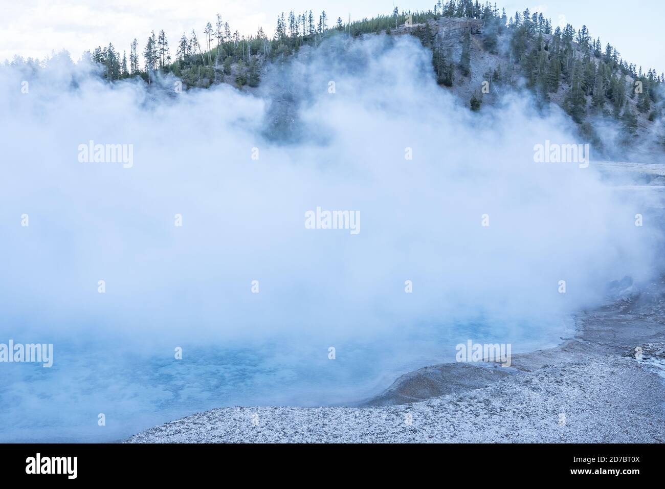 El cráter del géiser Excelsior con vapor pesado en el Parque Nacional Yellowstone, Wyoming Foto de stock