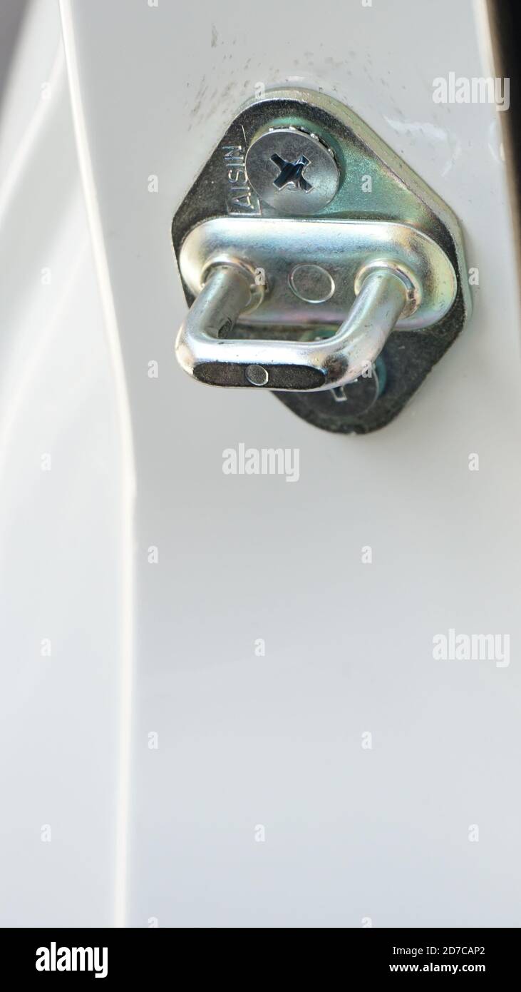 Cierre las bisagras de la puerta del maletero del coche Fotografía de stock  - Alamy