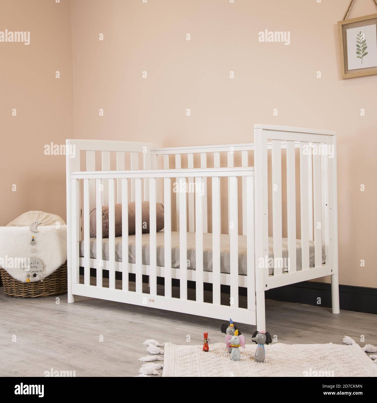 Interior moderno de la habitación del bebé con una cuna clásica acogedora  y.. juguetes en miniatura colocados en una alfombra suave Fotografía de  stock - Alamy