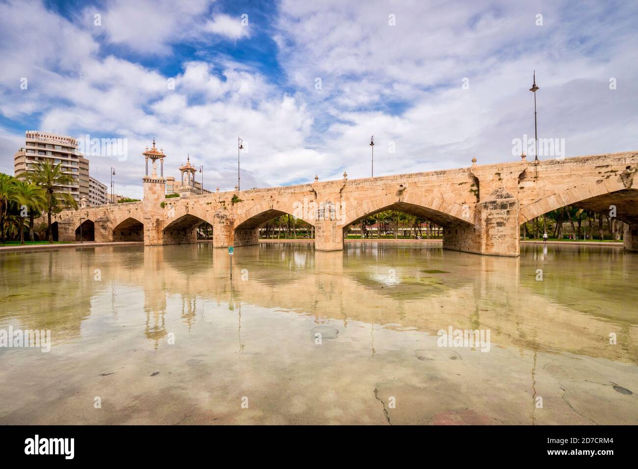 3 de marzo de 2020: Valencia, España - Puente del Mar, un puente histórico sobre el antiguo curso del río Turia, ahora un parque público. Foto de stock