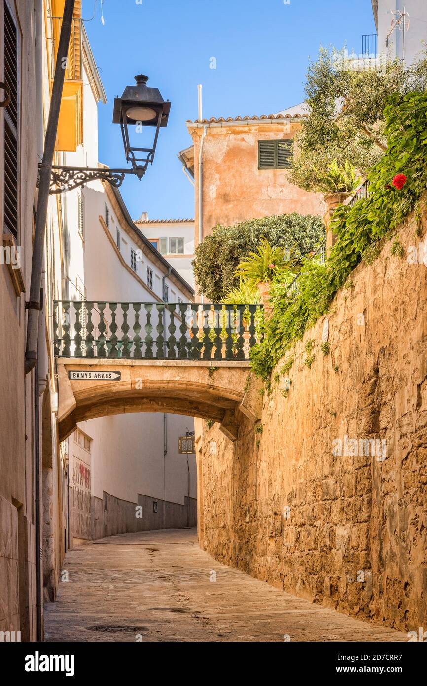 6 de marzo de 2020: Palma, Mallorca - callejón Carrer de Can Serra, pasando por los Baños Árabes, en el casco antiguo de Palma. Foto de stock