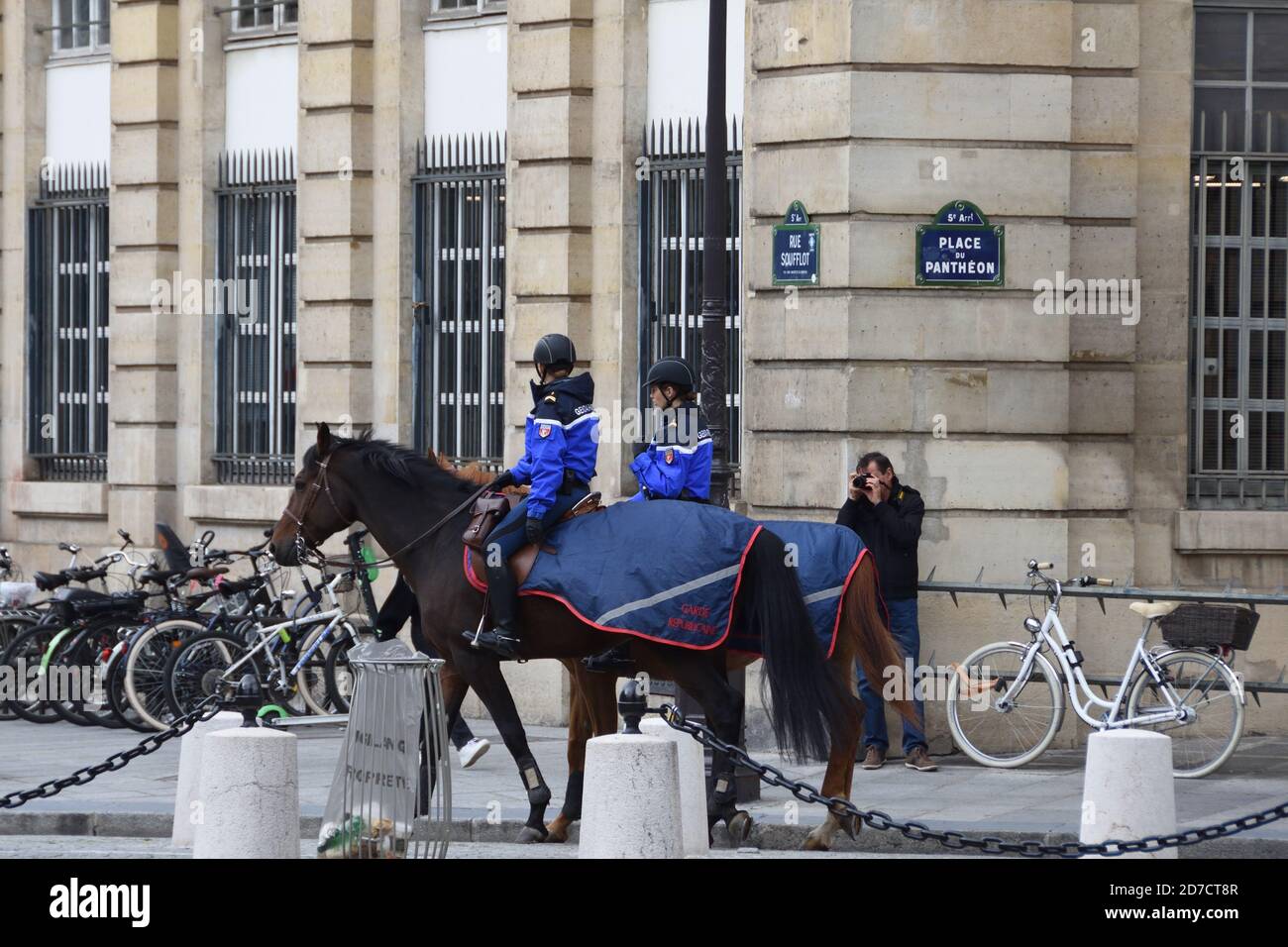 Los policías franceses patrullan a caballo la calle frente al Panteón en el Barrio Latino, el distrito 5 de París, Francia. Vistas a la calle Foto de stock