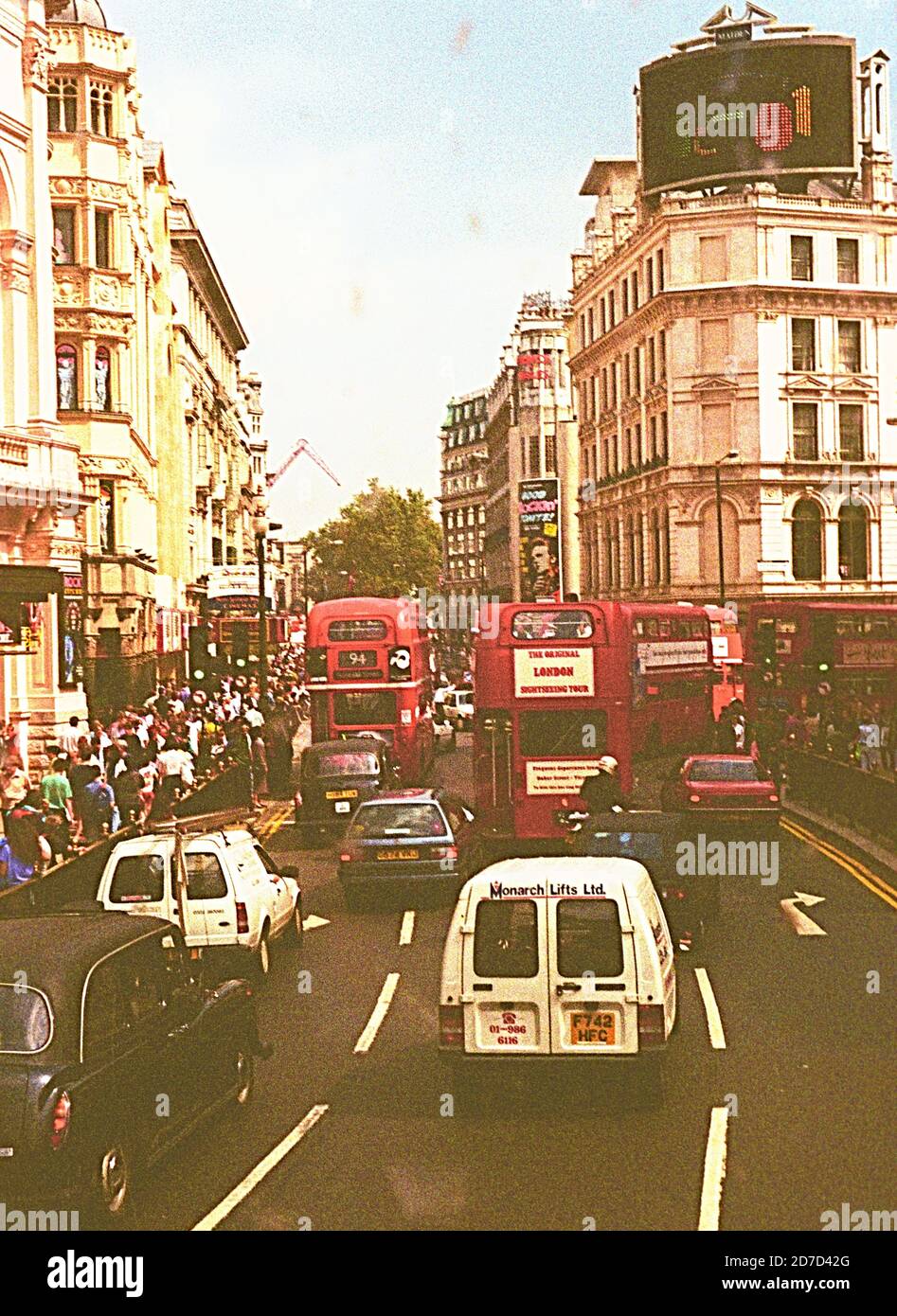 Calle de Londres ocupada en la imagen de archivo de los años 90 Foto de stock