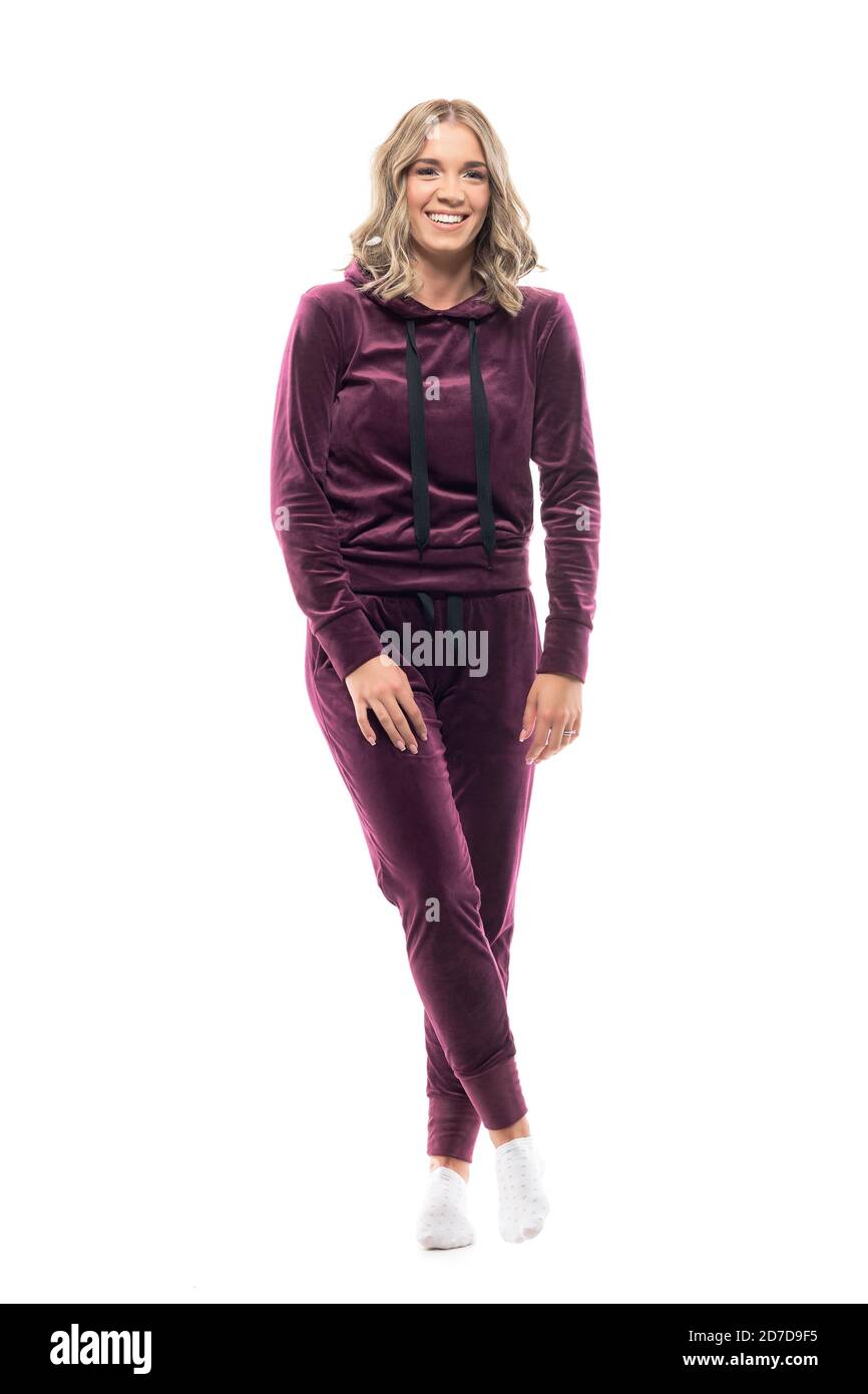 Mujer joven riendo espontánea y sincera con ropa cómoda para el hogar con  chándal y calcetines. Cuerpo entero aislado sobre fondo blanco Fotografía  de stock - Alamy