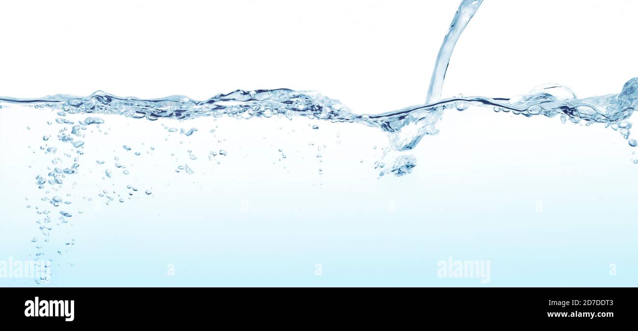 Línea de agua y chorro de agua salpicando sobre fondo blanco con tono frío Foto de stock