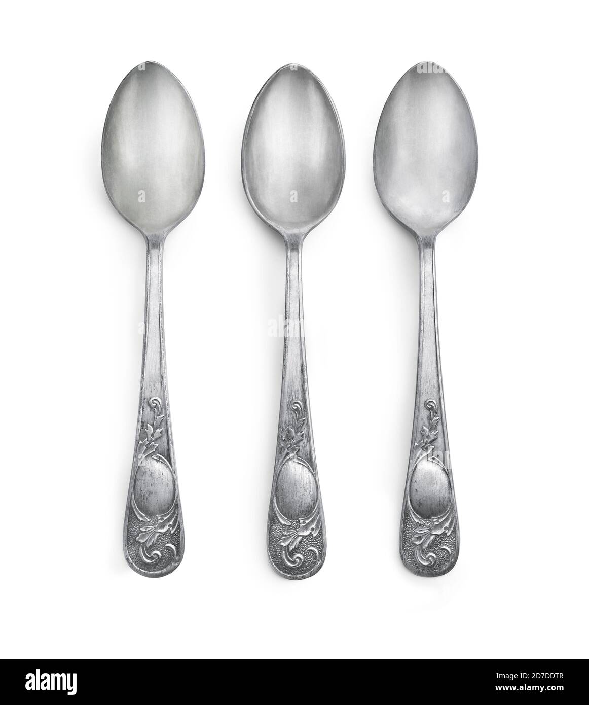 Tres cucharas de plata aisladas contra fondo blanco. Realmente antigua textura de plata. Copiar espacio para iniciales Foto de stock