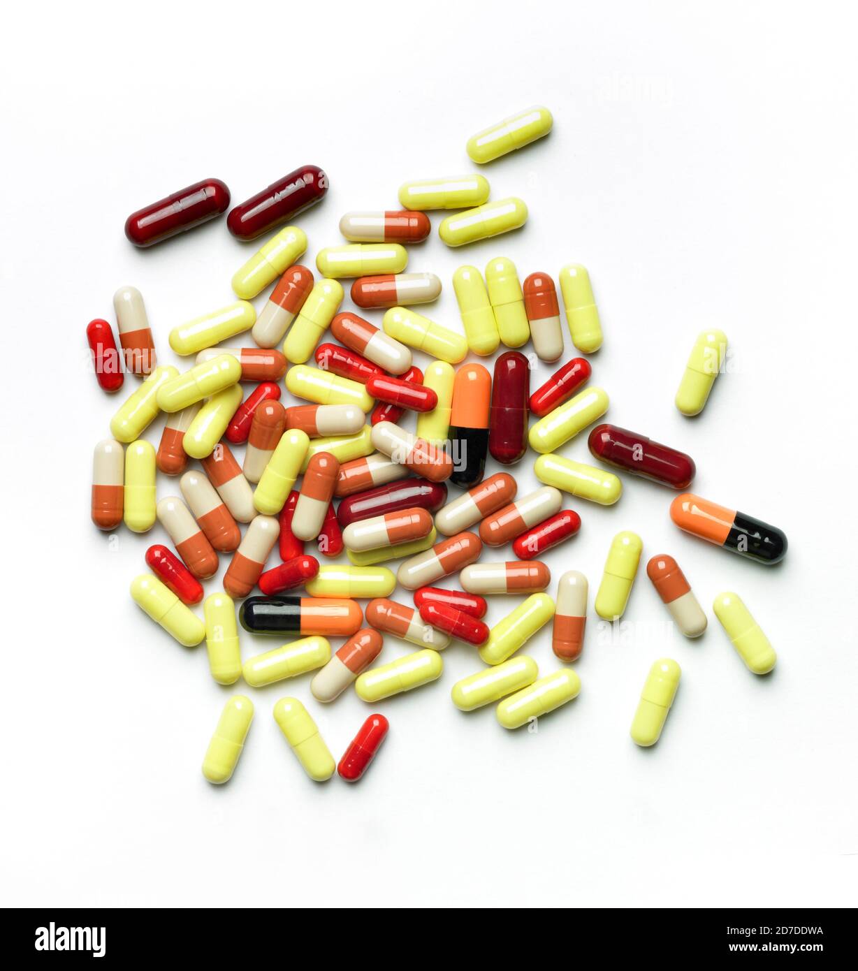 Vista superior de pila de píldoras de colores sobre fondo blanco. Foto de stock