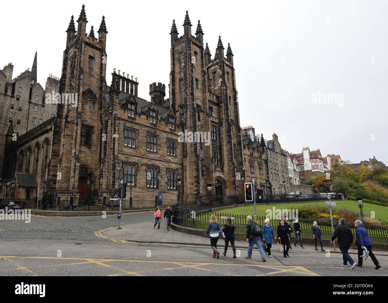 Gente caminando colina arriba en New College, la Universidad de Edimburgo en el Mound, Escocia, Reino Unido Foto de stock