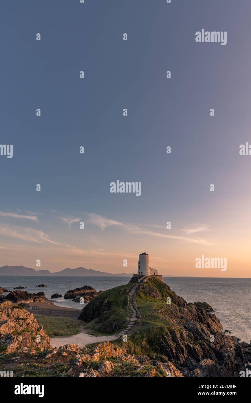 El faro de la isla Llanddwyn, Twr Mawr en Ynys Llanddwyn en Anglesey, Gales del Norte. Foto de stock