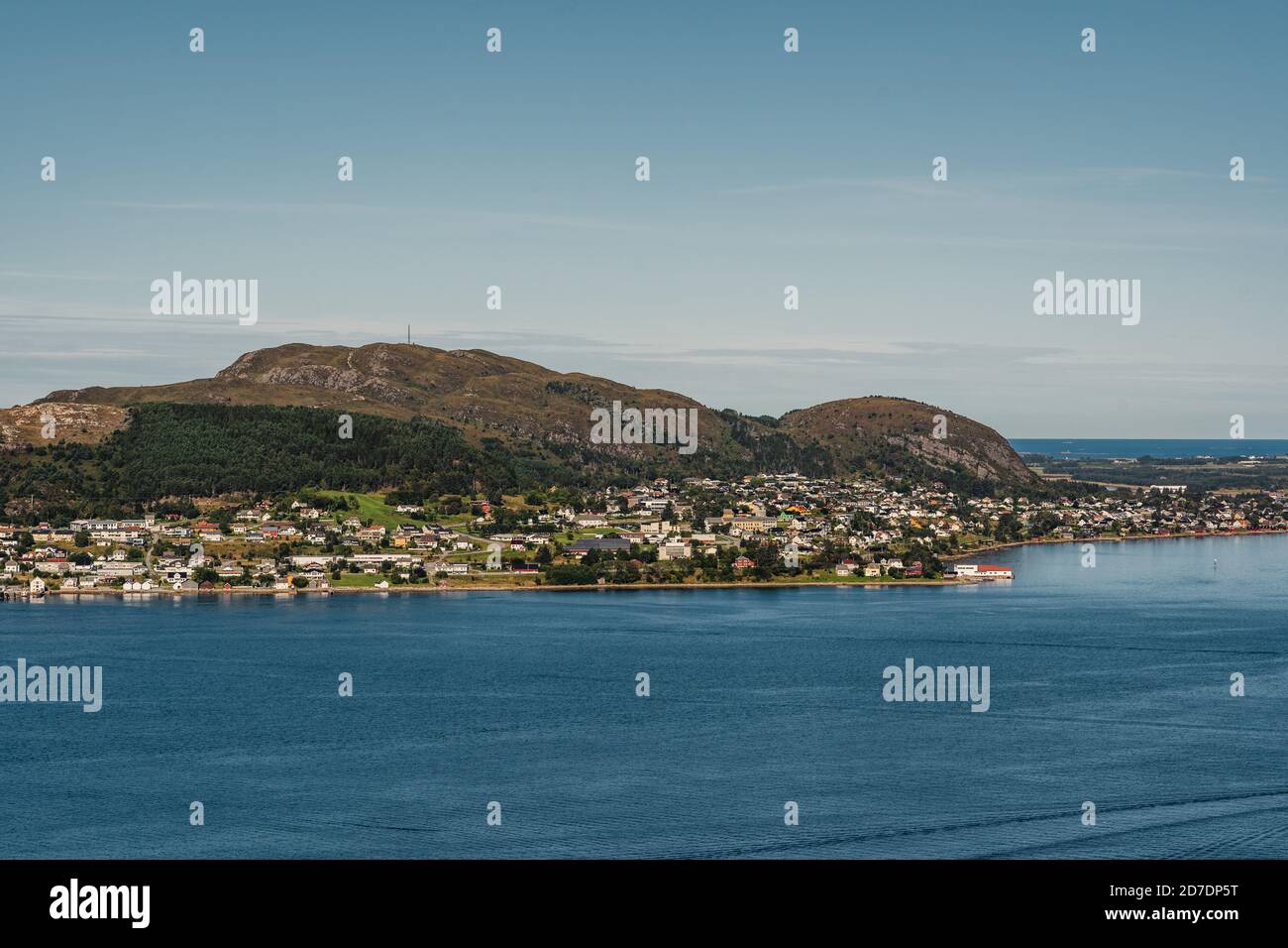 Vista de una de las islas fuera de Ålesund Noruega on un día soleado a finales del verano Foto de stock