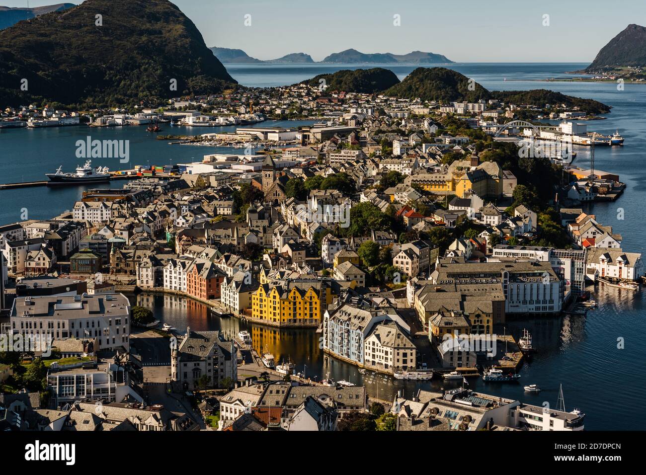 Editorial 08.09.2019 Ålesund Noruega Vista de la ciudad en un día soleado con cordilleras en el fondo con agua alrededor Foto de stock