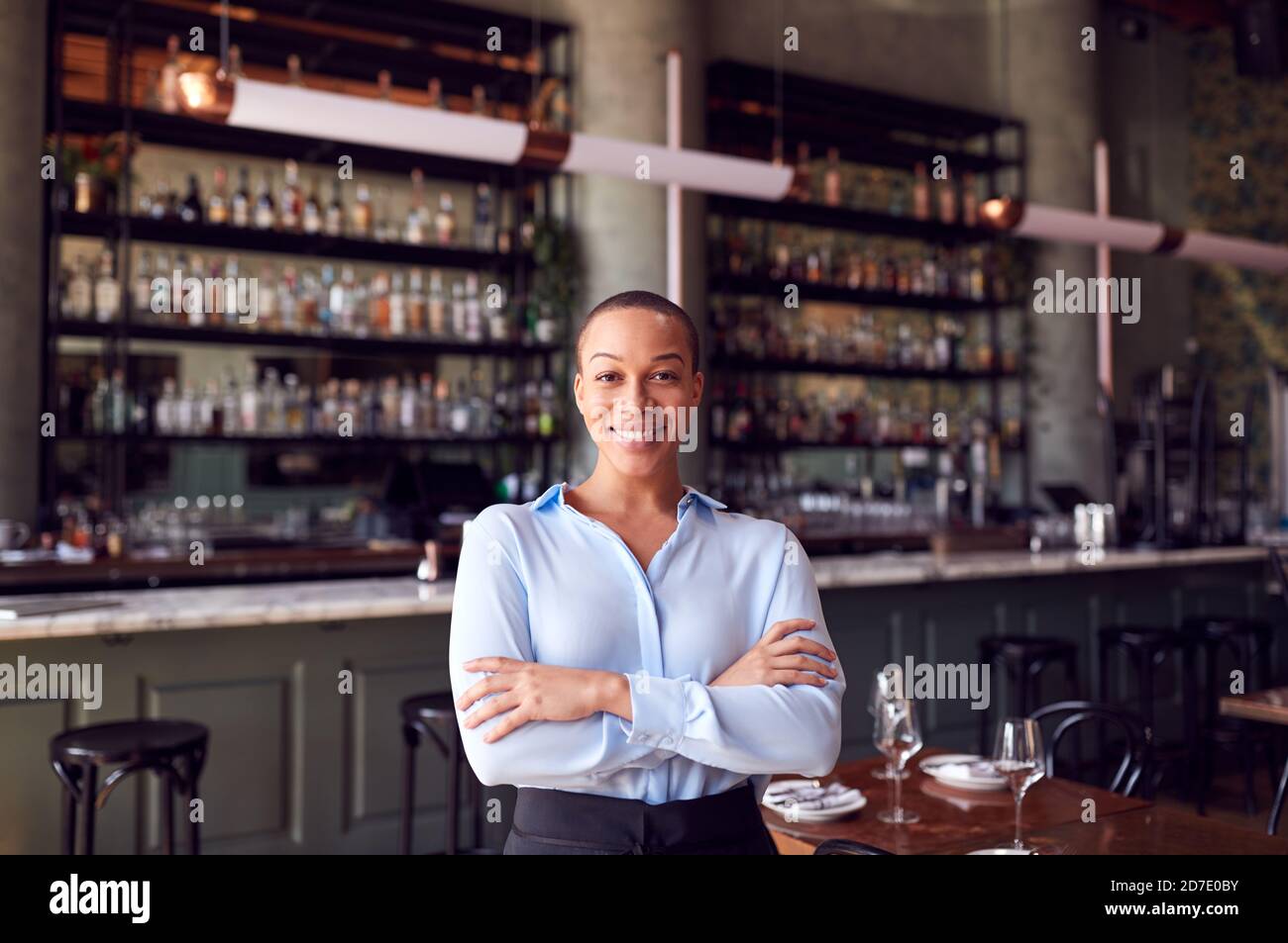 Retrato de una mujer confiada propietaria de un bar de restaurante de pie Contador Foto de stock