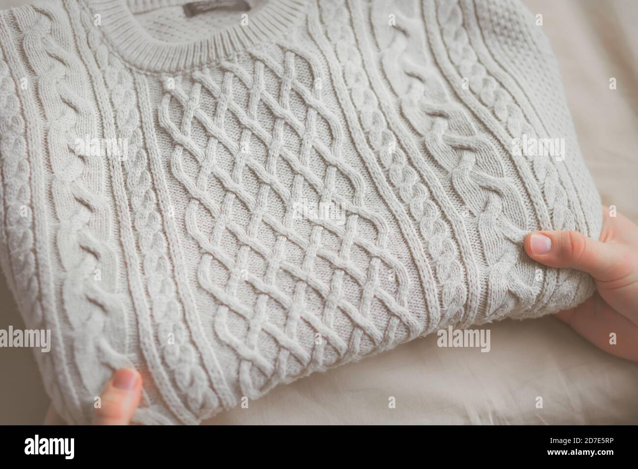 Suéter tejido a mano hombre fotografías e imágenes de alta resolución -  Alamy