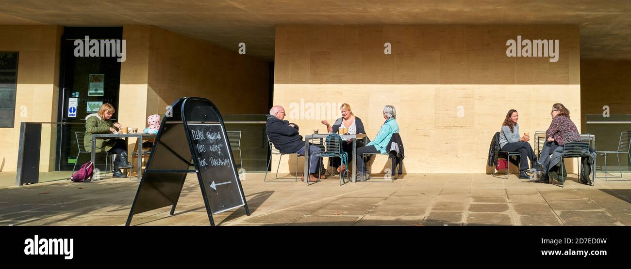 Café en el jardín botánico, universidad de Cambridge, en un soleado día de otoño, durante la epidemia de coronavirus, 2020 de octubre. Foto de stock