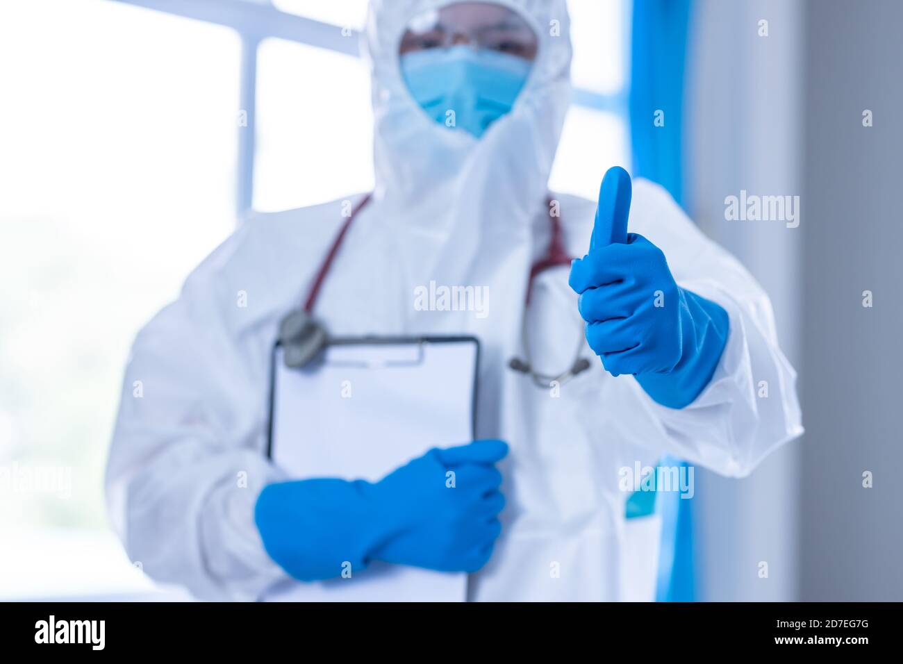 El médico usa PPE y pulgares para asegurar la prevención De la propagación de la enfermedad de coronavirus o brote de COVID-19 Foto de stock
