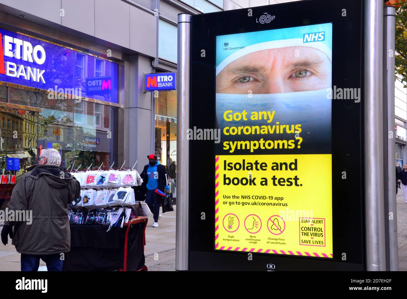 Covid 19 o señalización y publicidad de coronavirus en Manchester, Gran Manchester, Inglaterra, Reino Unido. Un signo iluminado de NHS insta a las personas a hacerse una prueba si tienen síntomas del virus. Foto de stock