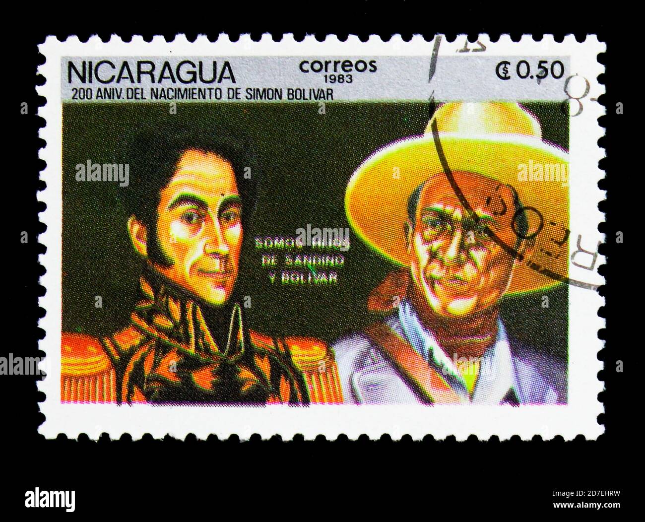 MOSCÚ, RUSIA - 26 DE NOVIEMBRE de 2017: Un sello impreso en Nicaragua muestra a Simón Bolívar (1783-1832), Augusto Cesar Sandino (1895-1934), 200 cumpleaños de Foto de stock