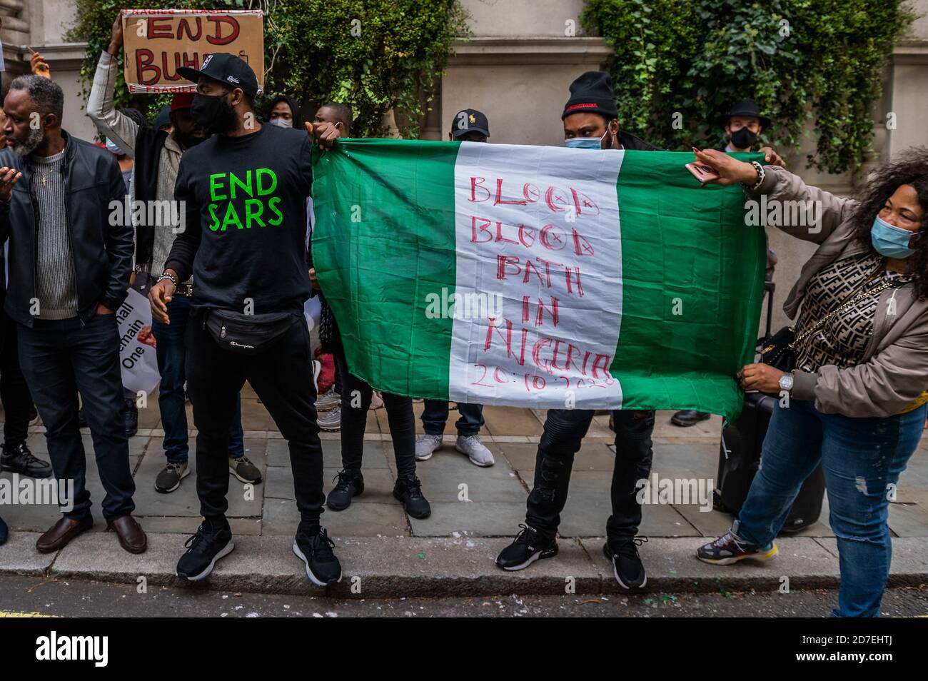 Londres, Reino Unido. 22 de octubre de 2020. Los nigerianos con sede en Londres protestan contra la brutalidad de la Brigada Especial contra el robo (SARS) de la Policía de Nigeria fuera de la Alta Comisión. Amnistía Internacional confirmó que el martes había pruebas de un uso excesivo de la fuerza que había provocado la muerte de algunos manifestantes en la puerta de peaje de Lekki. El presidente Buhari disolvió el SARS el 11 de octubre, pero estos manifestantes aún pidieron su dimisión. Crédito: Guy Bell/Alamy Live News Foto de stock