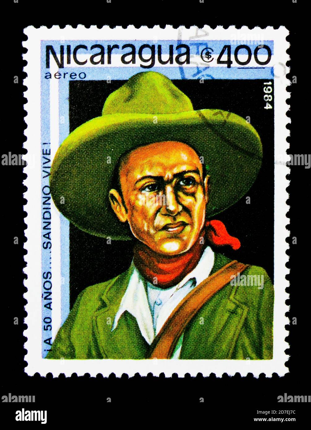 MOSCÚ, RUSIA - 26 DE NOVIEMBRE de 2017: Un sello impreso en Nicaragua muestra Retrato, Augusto Cesar Sandino serie, alrededor de 1984 Foto de stock