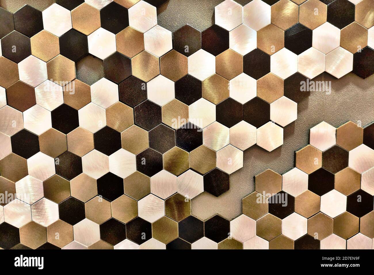 Textura de azulejos metálicos hexagonales - negro, blanco, cobre Foto de stock