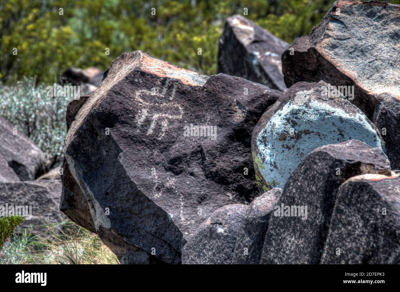 Petroglifos prehistóricos, arte rupestre, en el sitio de Petroglifos de tres Ríos cerca de Tularosa, Nuevo México. Foto de stock