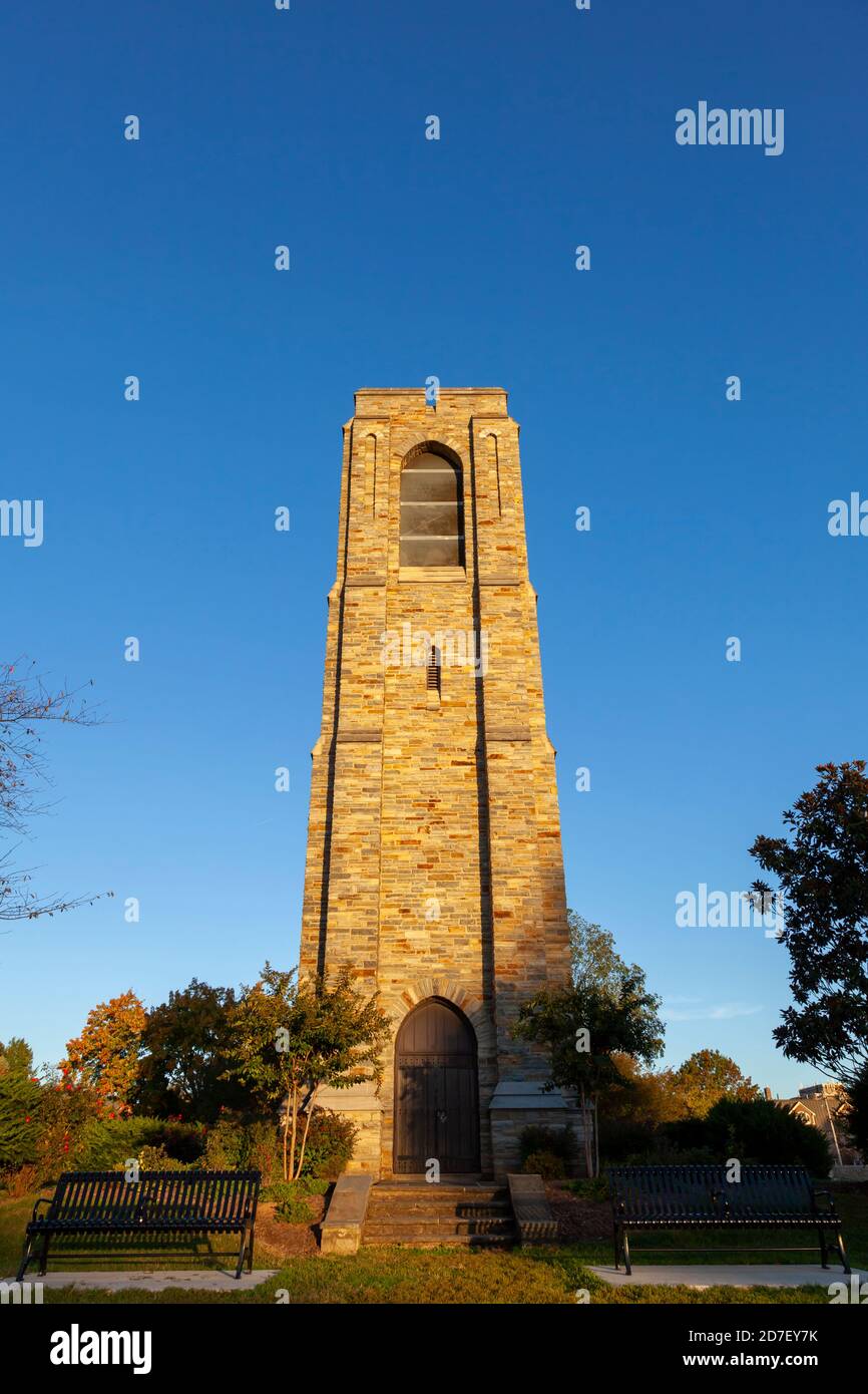 Otoño imagen de la Torre Joseph D. Baker y Carillon al atardecer ubicado en Baker Park, Frederick. La imagen de ojo de insecto de ángulo bajo tiene un cielo azul claro en la parte posterior Foto de stock