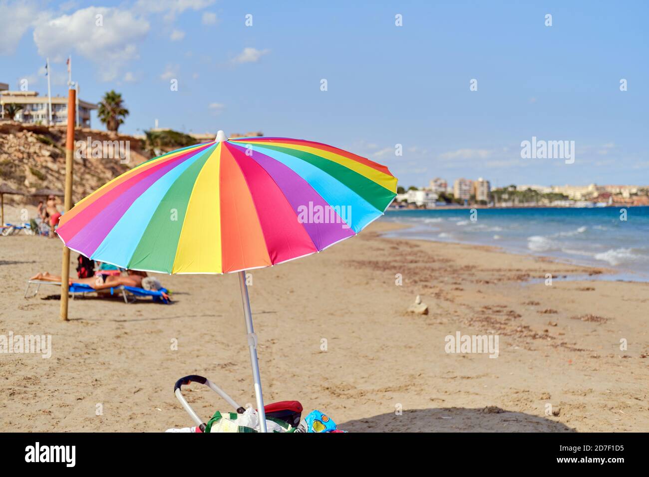 Parasol multicolor en la playa de mil Palmeras en la Costa Blanca,  provincia de Alicante, España Fotografía de stock - Alamy