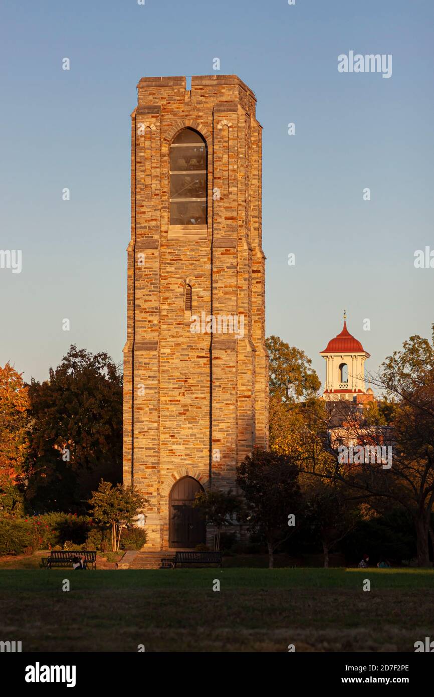Otoño imagen de la Torre Joseph D. Baker y Carillon al atardecer ubicado en Baker Park, Frederick en memoria de este filántropo. Hay blu claro Foto de stock