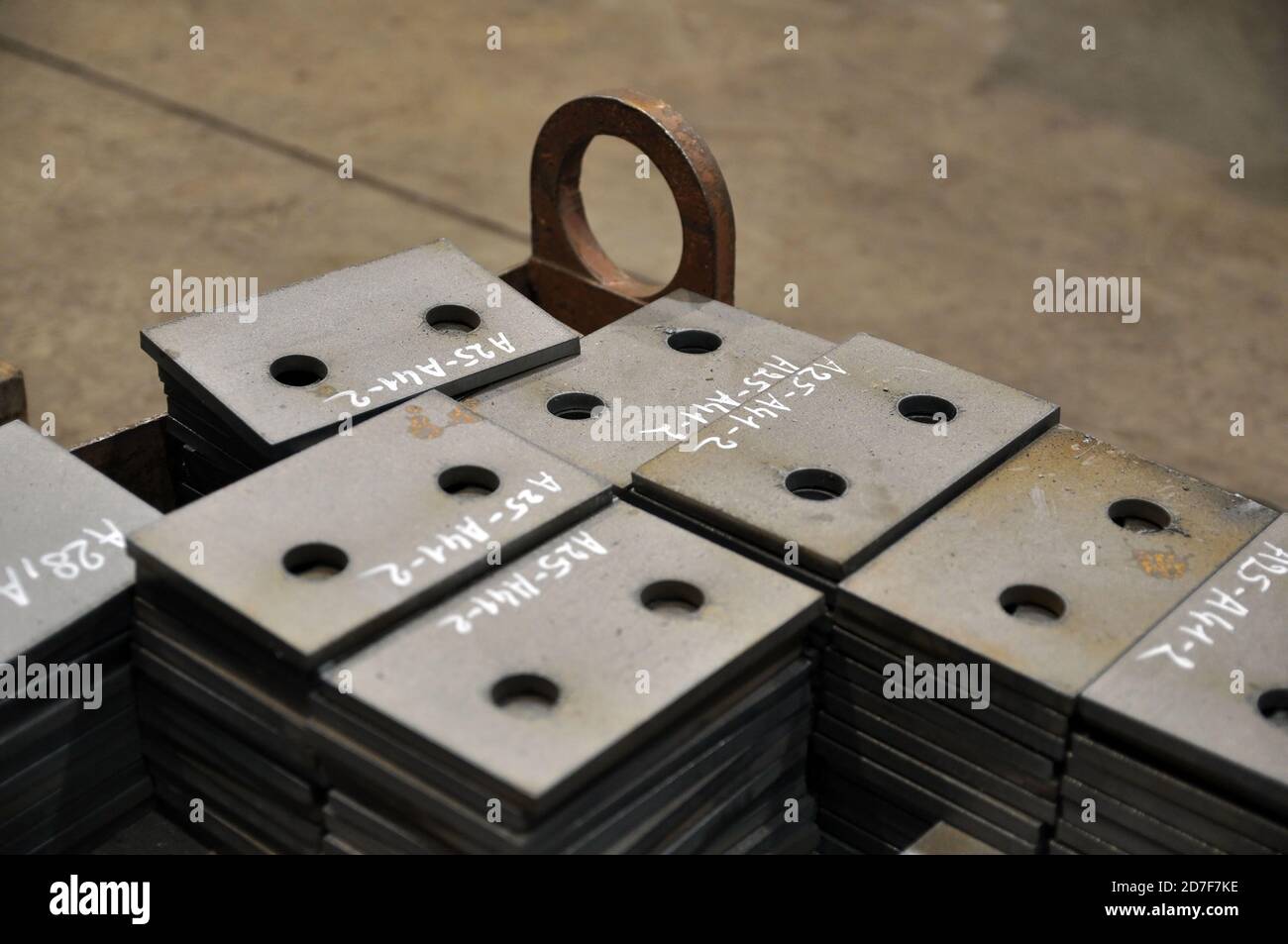 Corte de metal. Clasificación y almacenamiento de piezas acabadas con  marcado Fotografía de stock - Alamy