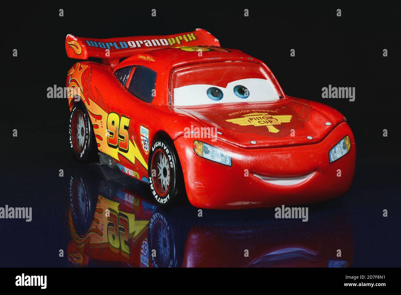Pixars Lightning McQueen modelo de juguete coche con arañazos y marcas después de su uso. Foto de stock