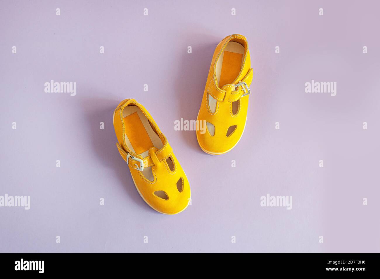 Zapatos para niños de color brillante sobre lila con copyspace. Concepto de para bebés. Vista superior, disposición plana Fotografía de stock - Alamy
