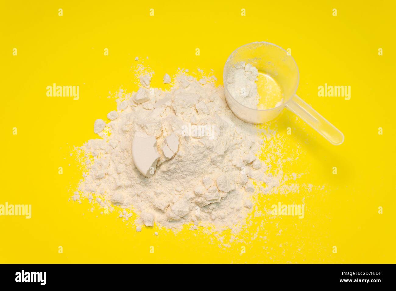 Proteína de suero en polvo aislada en blanco: fotografía de stock ©  belchonock #52354609