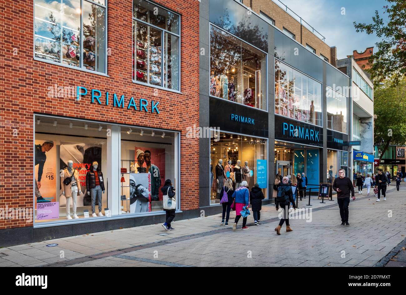 Tienda de moda Primark en Norwich Norfolk Reino Unido. Primark es un minorista irlandés de moda rápida con sede en Dublín. Foto de stock