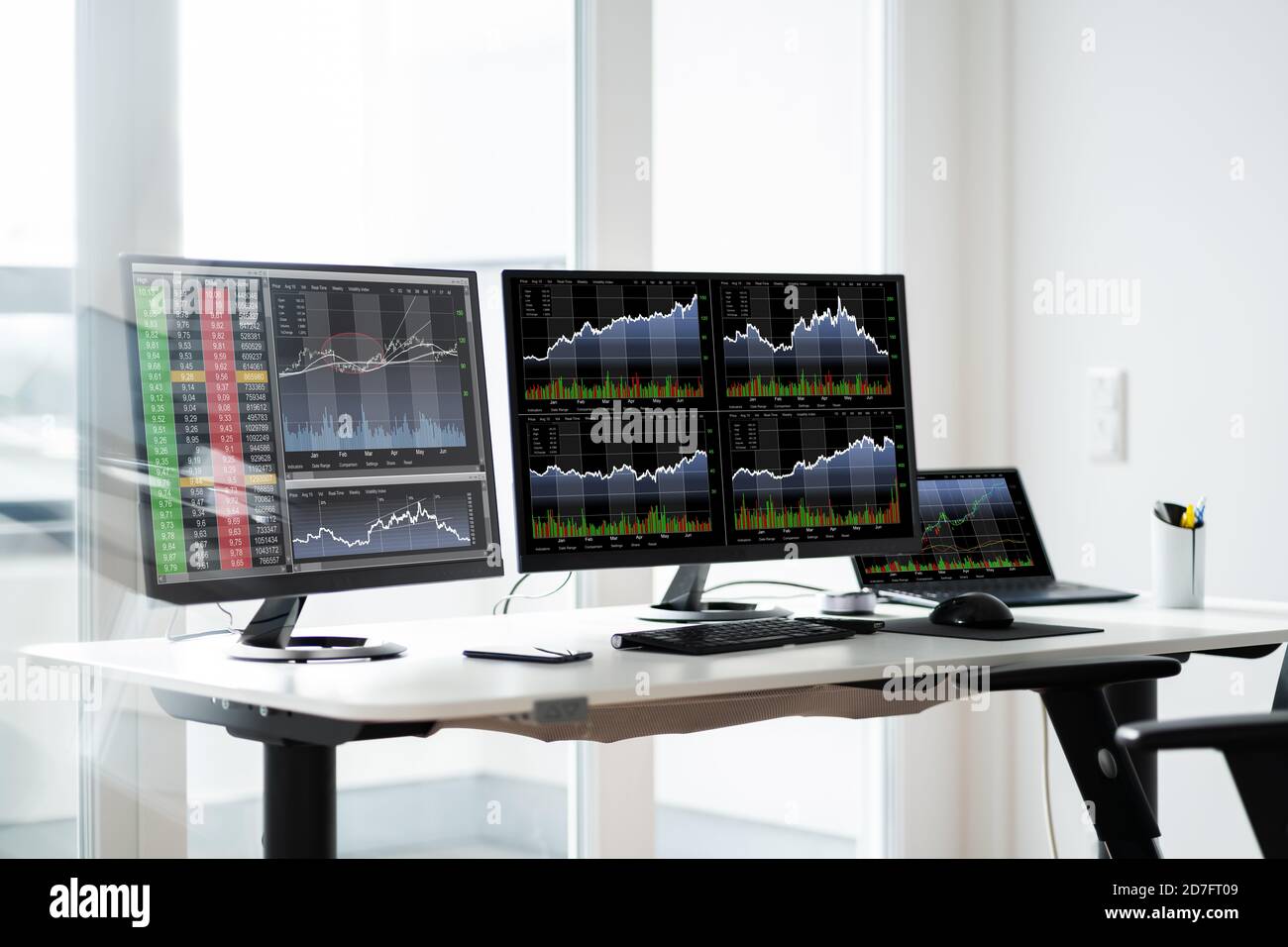 Trading desk with computers fotografías e imágenes de alta resolución -  Alamy