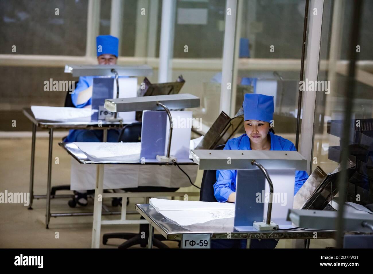 Shymkent, Kazajstán. Planta química y farmacéutica Santo. Producción de forma de dosificación de líquido. Control de calidad de ampollas de vidrio. Foto de stock