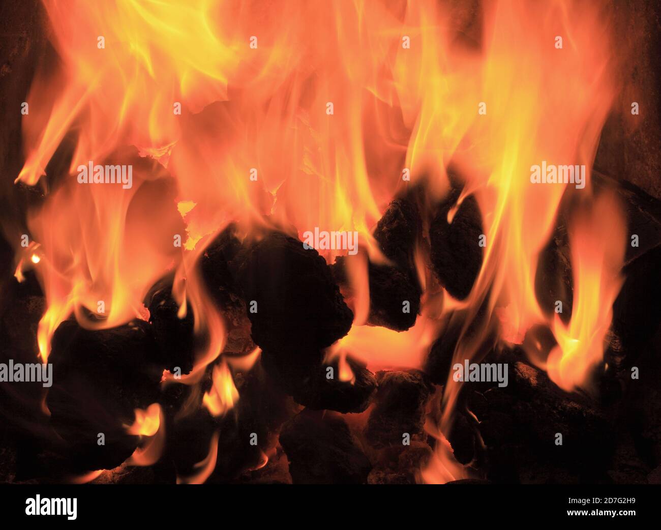 Carbón, fuego, doméstico, fuego abierto, chimenea, llama, calor, quema, combustible, calor, calefacción Foto de stock