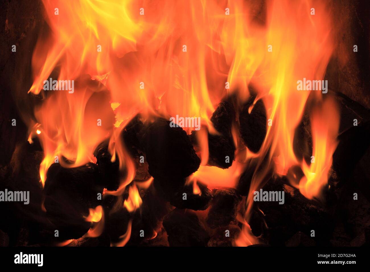 Carbón, fuego, doméstico, fuego abierto, chimenea, llama, calor, quema, combustible, calor, calefacción Foto de stock