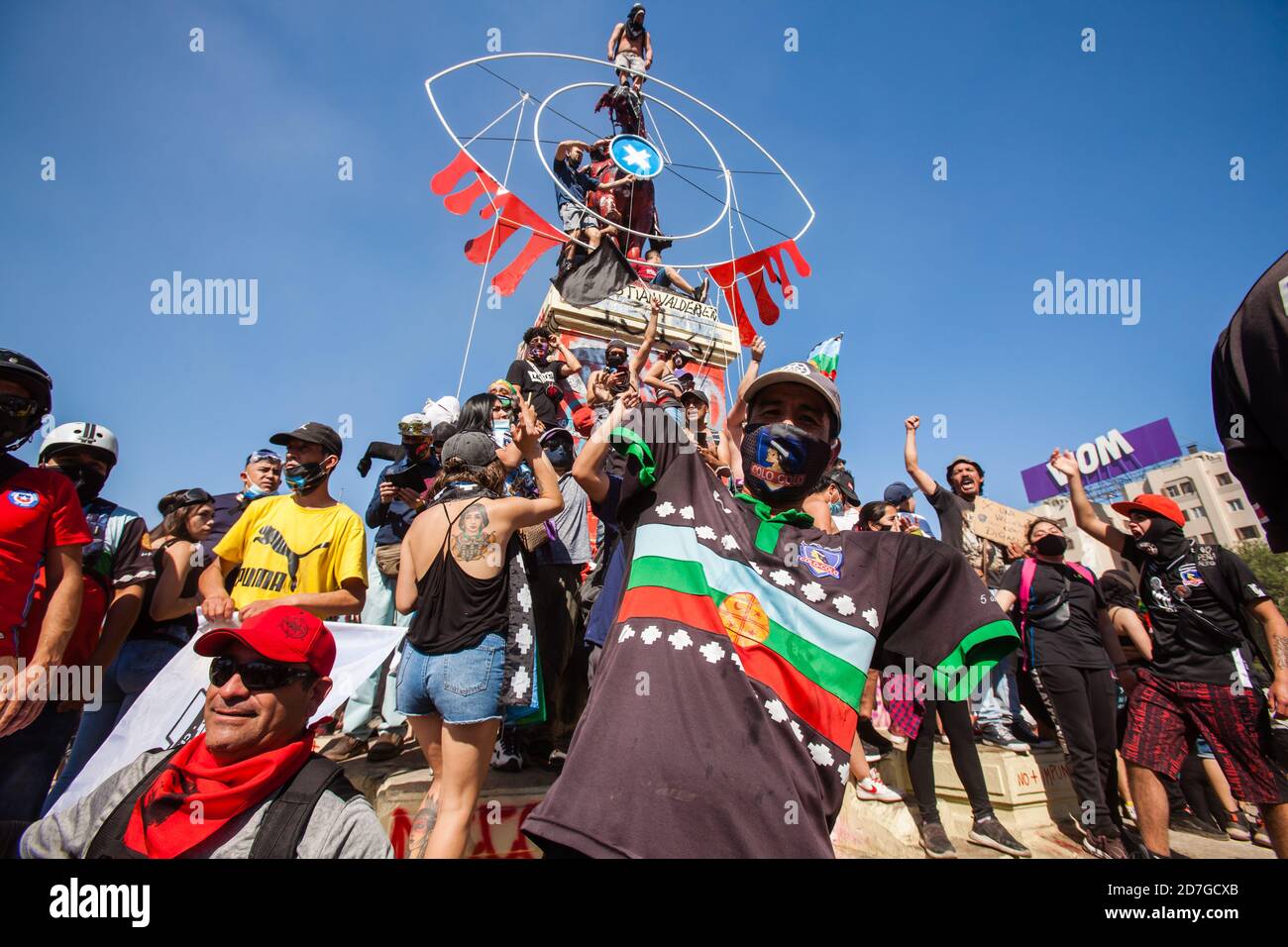 SANTIAGO, CHILE-18 DE OCTUBRE de 2020 - un manifestante discapacitado posa  con una camiseta del equipo de Colo Colo con una bandera mapuche durante  una protesta en Plaza Italia Fotografía de stock - Alamy