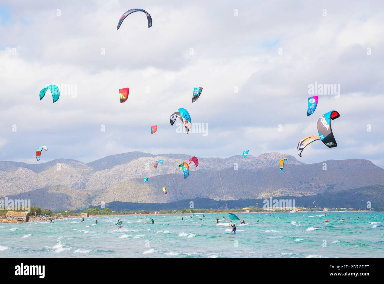 Gente Kitesurfing en la playa de Alcudia. Mallorca, Islas Baleares, España Foto de stock