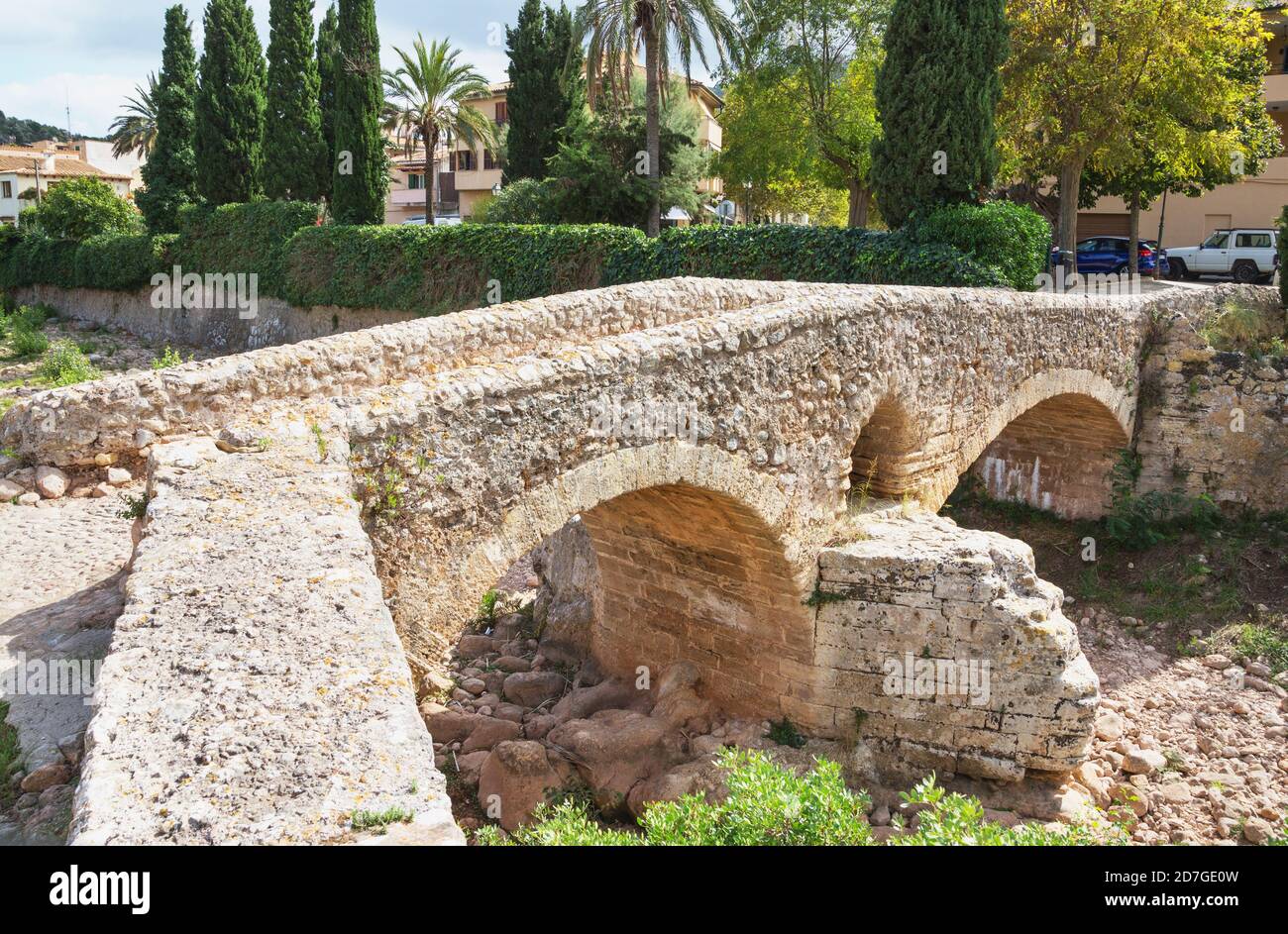 Doble arco romano antiguo puente de piedra, Pollença, Mallorca, Islas Baleares, España, Europa Foto de stock