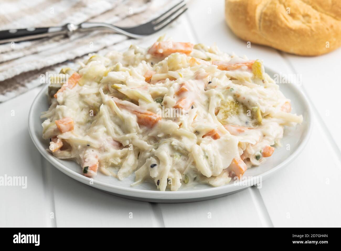Ensalada de col. Ensalada de col blanca rizada y zanahoria rallada con mayonesa en el plato. Foto de stock