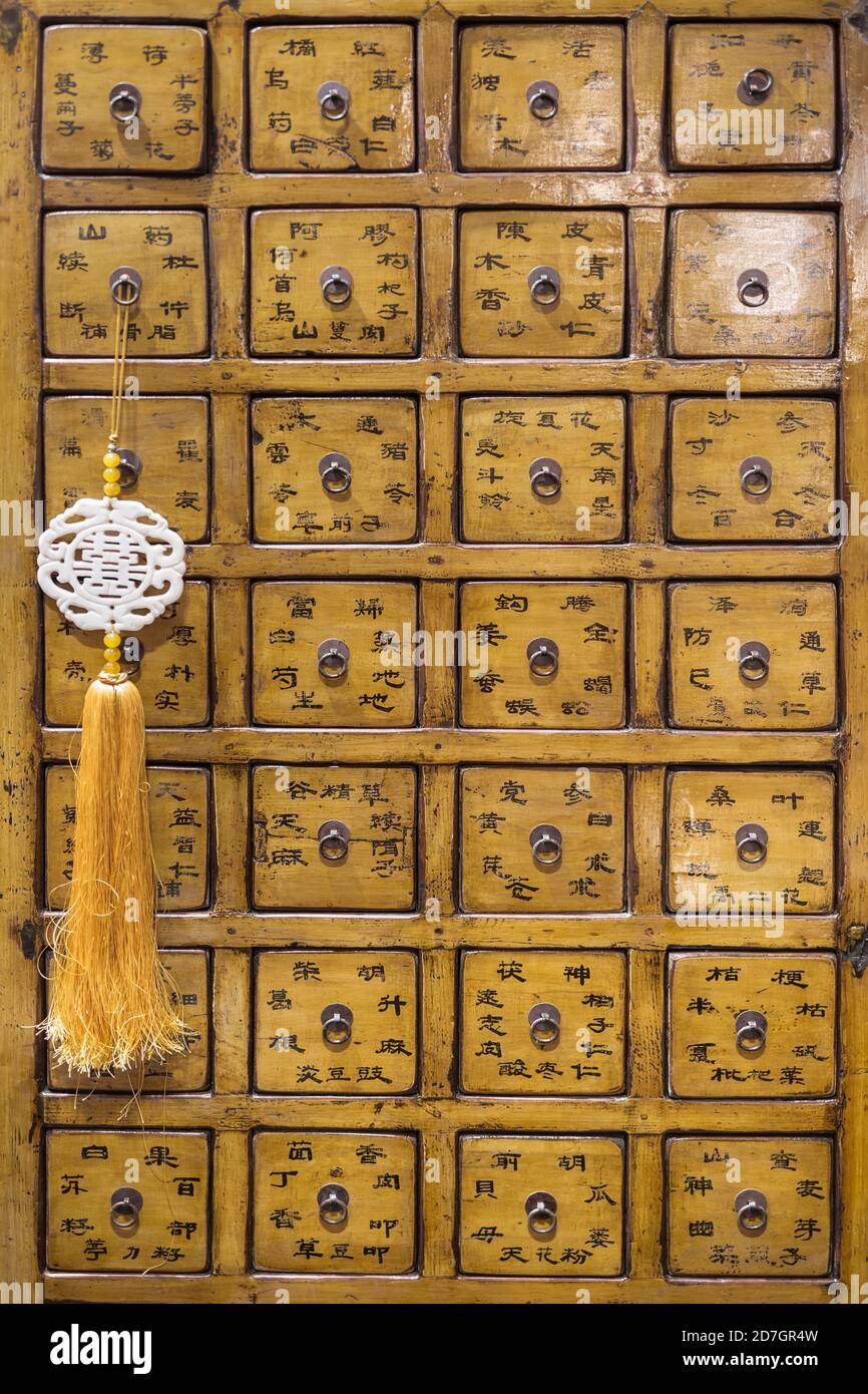 Cómoda de cajones compuesta de muchos cajones cuadrados de madera con  letras japonesas Fotografía de stock - Alamy