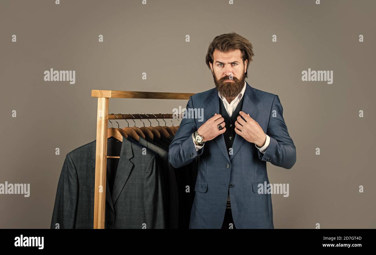 vestuario de hombre. ropa de hombre barbudo. vestuario formal y de oficina.  hombre de negocios. ropa de hombre de diseño a medida. guapo sartor con  cinta métrica. belleza y moda masculina Fotografía