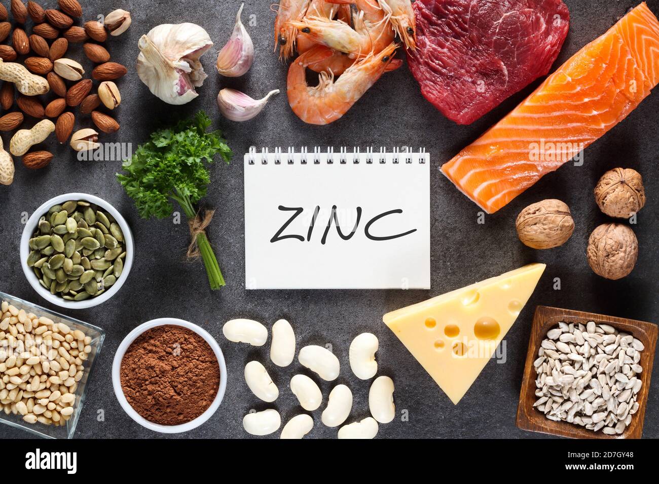 Alimentos ricos en zinc sobre la mesa. Vista superior Foto de stock