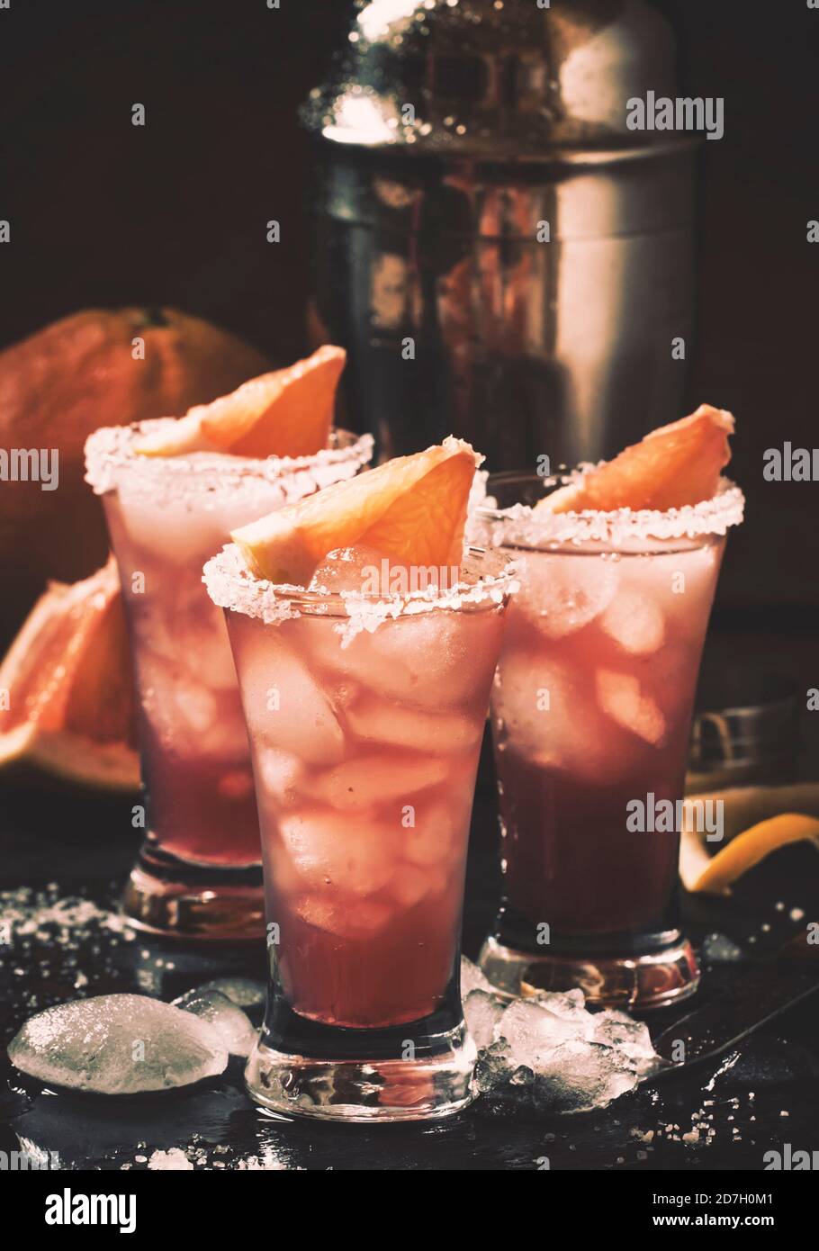 Cóctel de perro salado con jugo de pomelo, vodka, sal y hielo, fondo negro,  enfoque selectivo Fotografía de stock - Alamy
