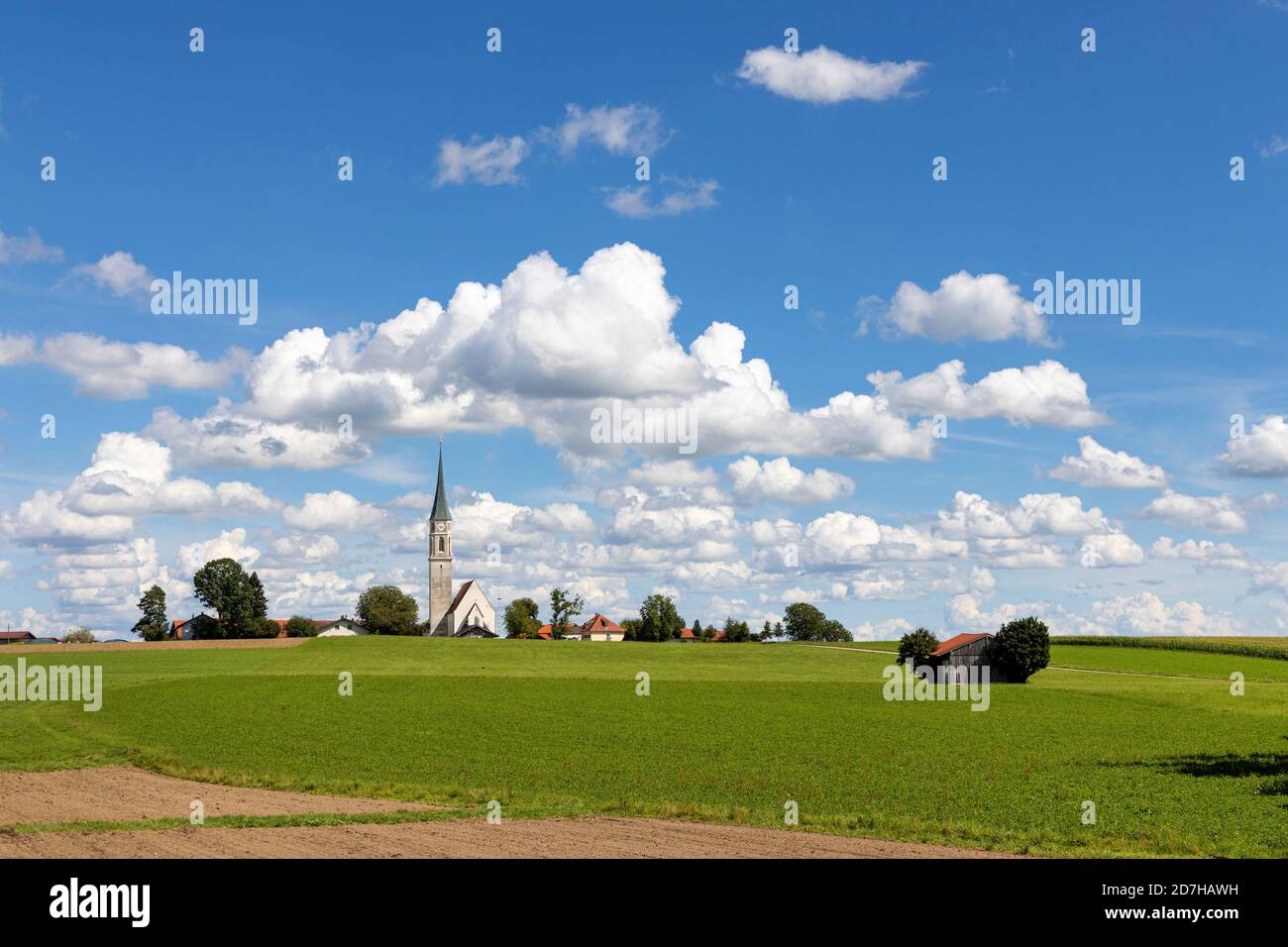Cielo azul y nubes blancas sobre el campanario de Kirchreit, Alemania, Baviera, Kirchreit, Wasserburg Foto de stock