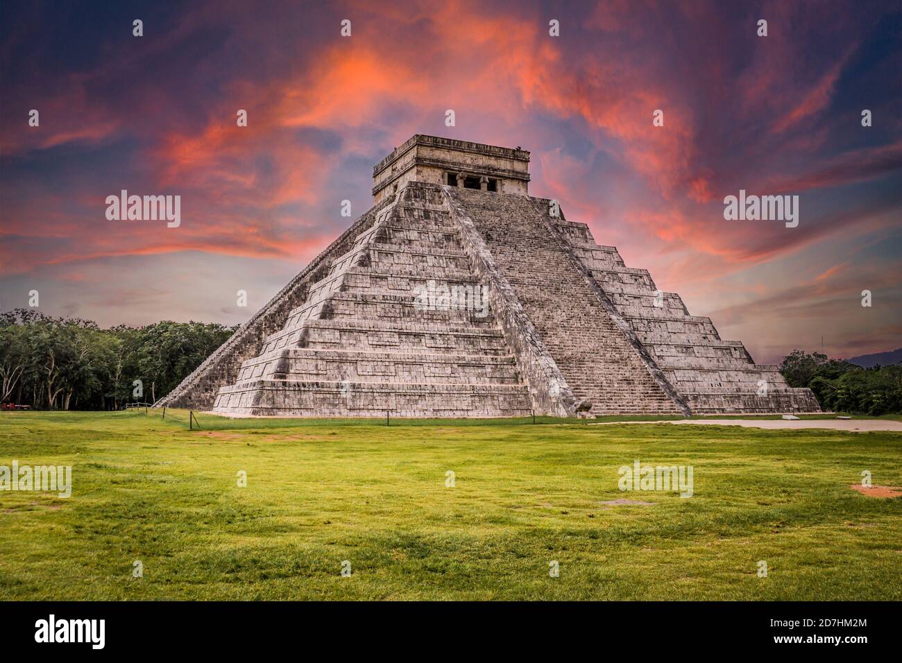 Hermoso amanecer sobre la pirámide maya Chichen Itza, Yucatán, México Foto de stock