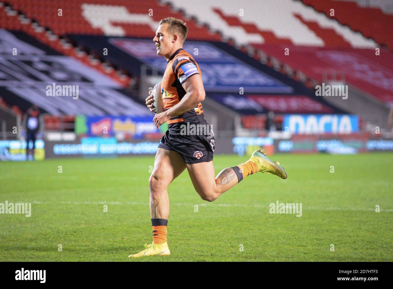 Greg Eden de Castleford está claro para una prueba durante el partido Betfred Super League entre Castleford Tigers y Hull KR en el Totally Wicked Stadium, S. Foto de stock