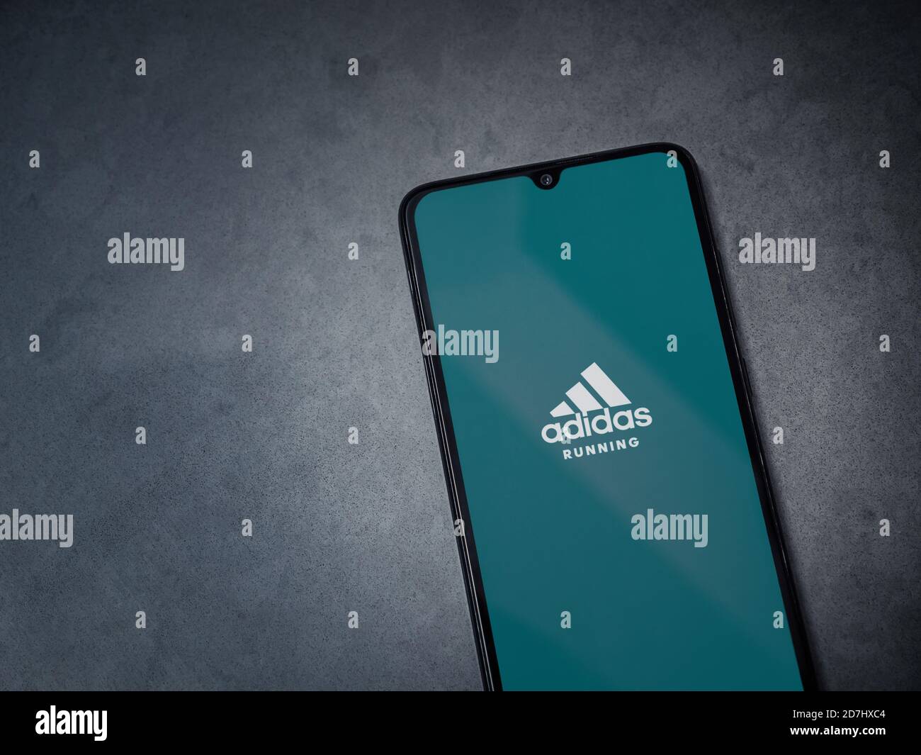 LOD, Israel - 8 de julio de 2020: Adidas ejecutando la pantalla de  lanzamiento de la aplicación con el logotipo en la pantalla de un teléfono  inteligente móvil negro sobre fondo de